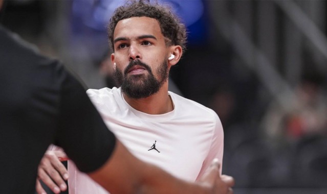 交易正式完成后，奇才队特雷·杨展示了他将来会穿着的新球衣